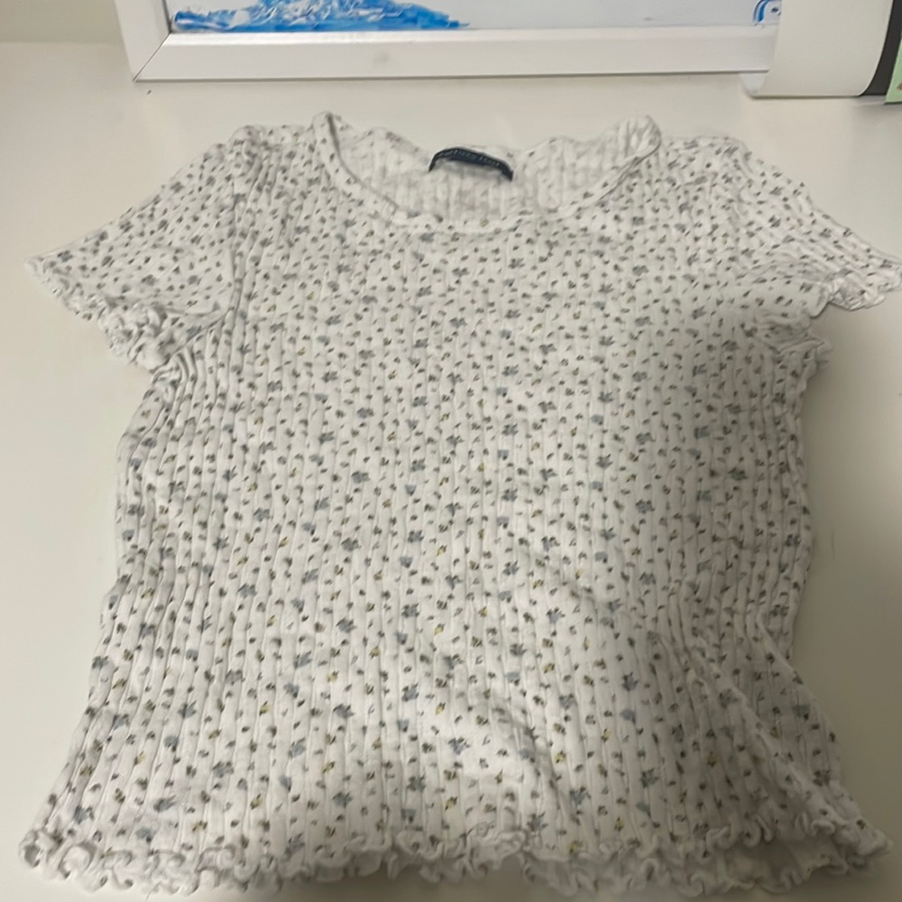 Cute flowered top looks like brandy Melville